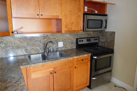 House in Hollywood, Florida 2 bedrooms, 77.11 sq.m. № 1952687 - photo 2