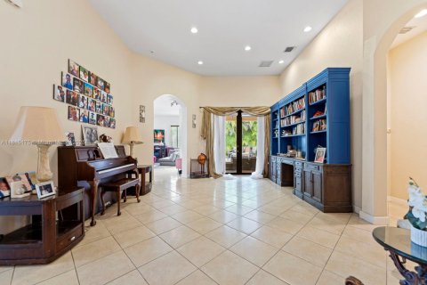 Снять в аренду виллу или дом в Катлер-Бей, Флорида 5 спален, 284.37м2, № 1957806 - фото 4