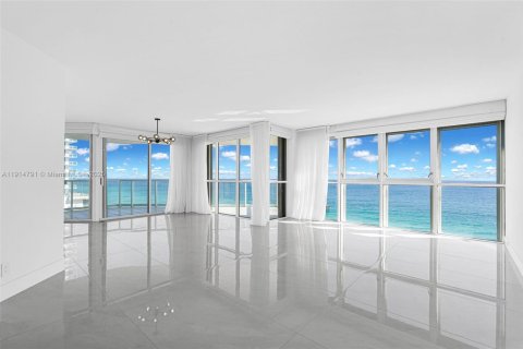 Condominio en alquiler en Sunny Isles Beach, Florida, 3 dormitorios, 187.66 m2 № 1970504 - foto 1