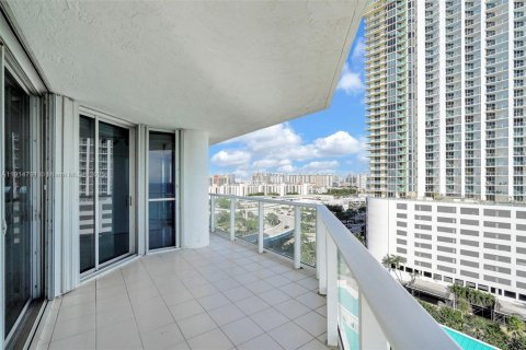 Condominio en alquiler en Sunny Isles Beach, Florida, 3 dormitorios, 187.66 m2 № 1970504 - foto 26