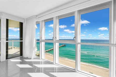 Condominio en alquiler en Sunny Isles Beach, Florida, 3 dormitorios, 187.66 m2 № 1970504 - foto 3