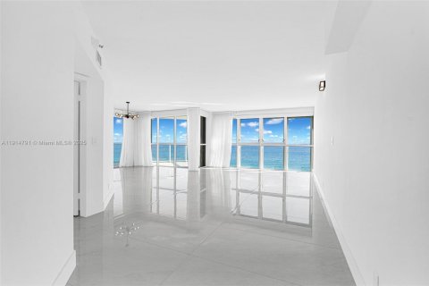 Condominio en alquiler en Sunny Isles Beach, Florida, 3 dormitorios, 187.66 m2 № 1970504 - foto 9
