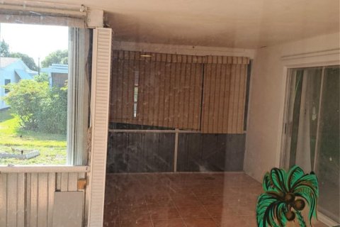 House in Margate, Florida 2 bedrooms, 124.49 sq.m. № 990454 - photo 1