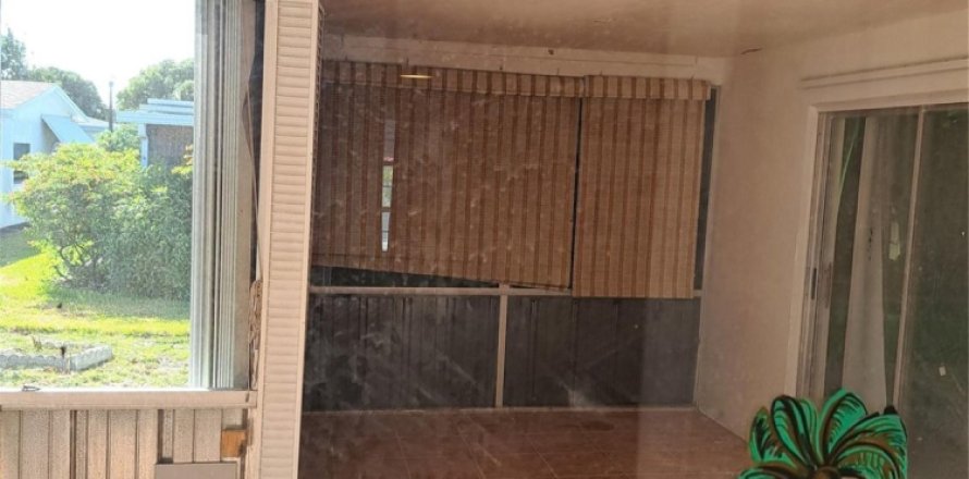 House in Margate, Florida 2 bedrooms, 124.49 sq.m. № 990454