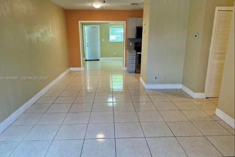 House in Miramar, Florida 3 bedrooms, 112.78 sq.m. № 2044511 - photo 3