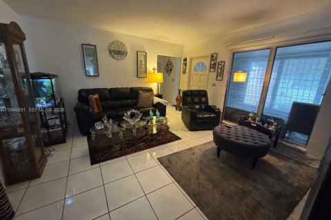 House in West Park, Florida 3 bedrooms, 118.54 sq.m. № 2003086 - photo 2