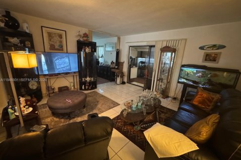 House in West Park, Florida 3 bedrooms, 118.54 sq.m. № 2003086 - photo 3