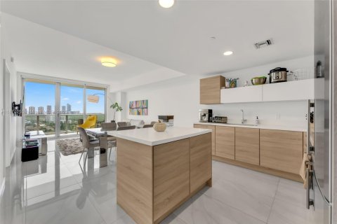 Condo in North Miami Beach, Florida, 2 bedrooms  № 1897735 - photo 9