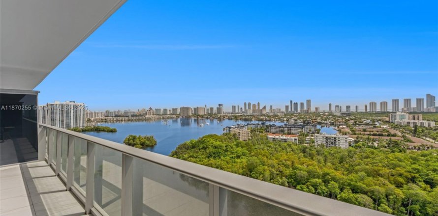 Condo in North Miami Beach, Florida, 2 bedrooms № 1897735