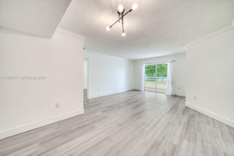 Condo in Miami, Florida, 2 bedrooms № 2251707 - photo 11