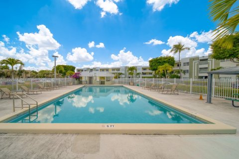 Condo in Miami, Florida, 2 bedrooms № 2251707 - photo 3