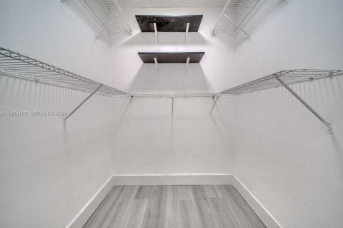 Condo in Miami, Florida, 2 bedrooms № 2251707 - photo 18