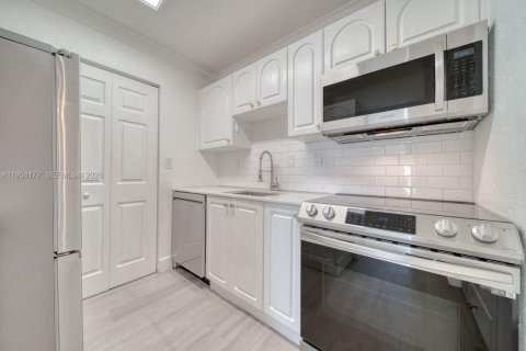 Condo in Miami, Florida, 2 bedrooms № 2251707 - photo 6