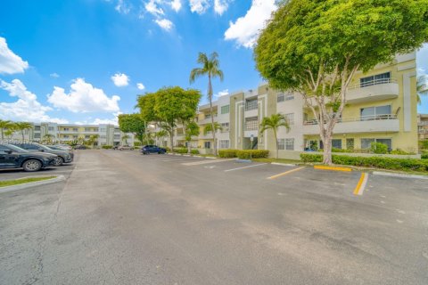 Condo in Miami, Florida, 2 bedrooms № 2251707 - photo 2