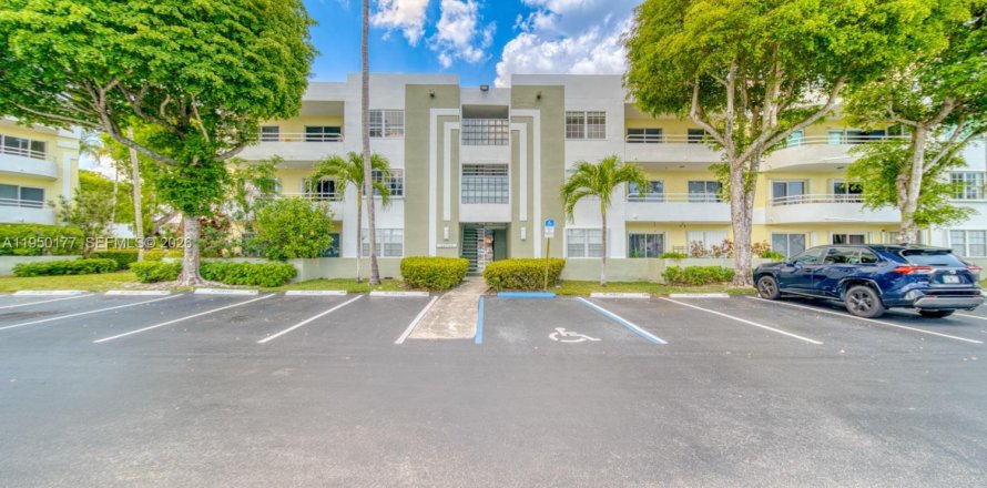 Condo in Miami, Florida, 2 bedrooms № 2251707