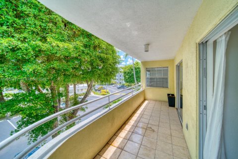 Condo in Miami, Florida, 2 bedrooms № 2251707 - photo 25