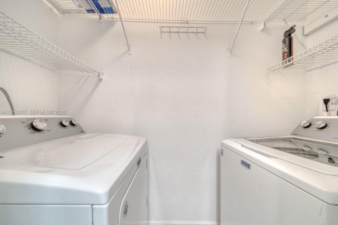 Condo in Miami, Florida, 2 bedrooms № 2251707 - photo 5