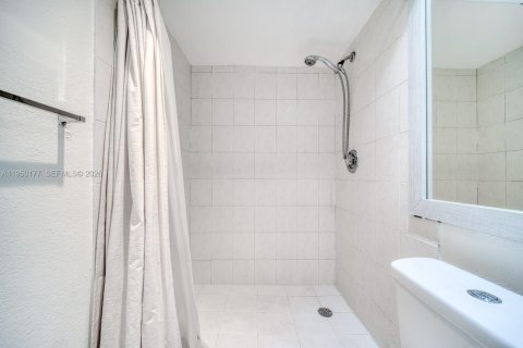 Condo in Miami, Florida, 2 bedrooms № 2251707 - photo 24