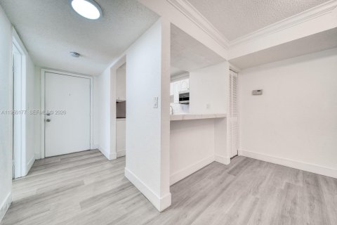 Condo in Miami, Florida, 2 bedrooms № 2251707 - photo 9