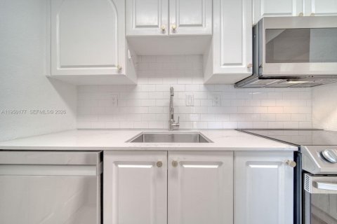 Condo in Miami, Florida, 2 bedrooms № 2251707 - photo 7