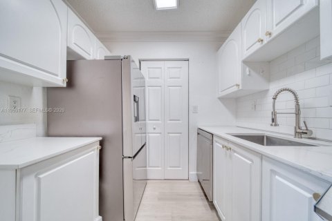 Condo in Miami, Florida, 2 bedrooms № 2251707 - photo 8