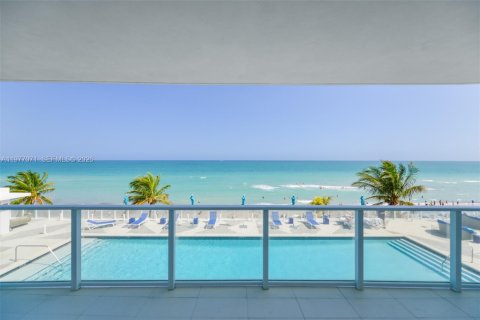 Condominio en Hollywood, Florida, 2 dormitorios  № 2041566