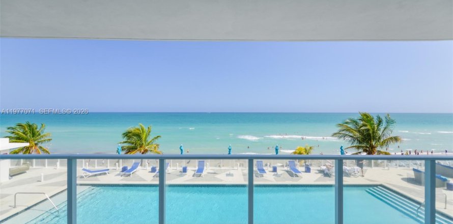 Кондоминиум с 2 спальнями в Холливуд, Флорида № 2041566