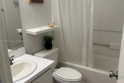 Condo in Gainesville, Florida, 4 bedrooms  № 2059854 - photo 12