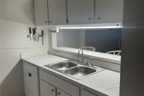 Condo in Gainesville, Florida, 4 bedrooms  № 2059854 - photo 5