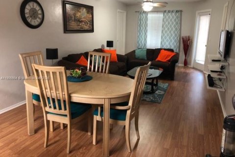 Condo in Gainesville, Florida, 4 bedrooms  № 2059854