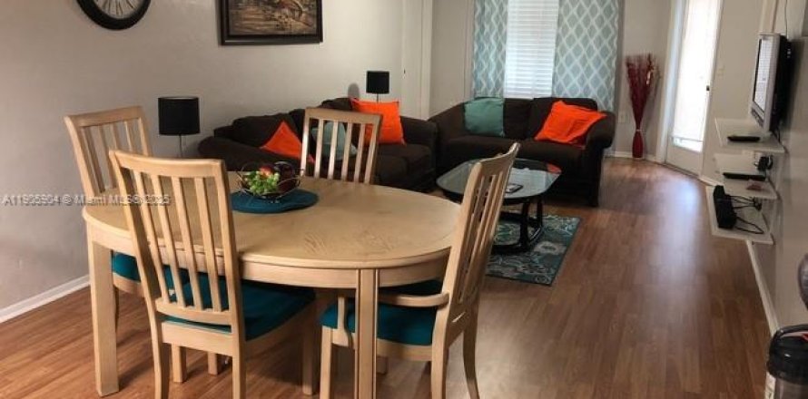 Condo in Gainesville, Florida, 4 bedrooms  № 2059854