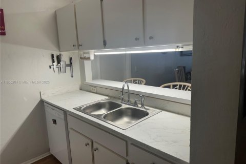 Condo in Gainesville, Florida, 4 bedrooms  № 2059854 - photo 4