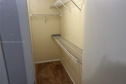 Condo in Gainesville, Florida, 4 bedrooms  № 2059854 - photo 14