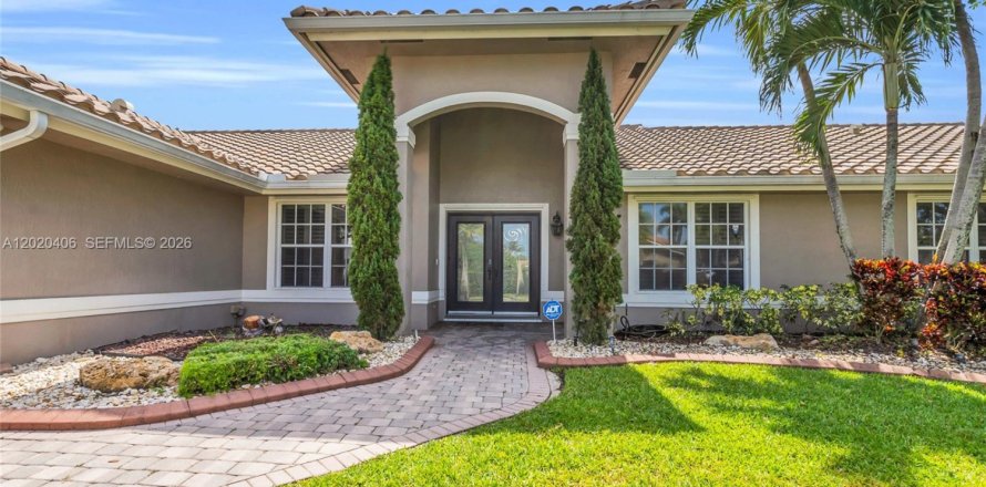 House in Pembroke Pines, Florida 3 bedrooms, 219.71 sq.m. № 2186290