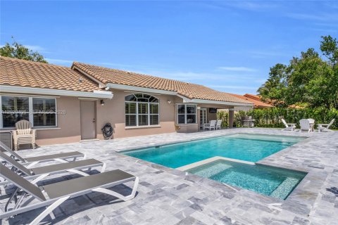 House in Pembroke Pines, Florida 3 bedrooms, 219.71 sq.m. № 2186290 - photo 11