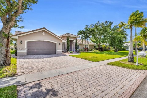 House in Pembroke Pines, Florida 3 bedrooms, 219.71 sq.m. № 2186290 - photo 2