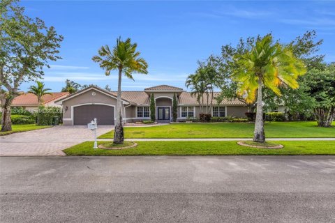 House in Pembroke Pines, Florida 3 bedrooms, 219.71 sq.m. № 2186290 - photo 3