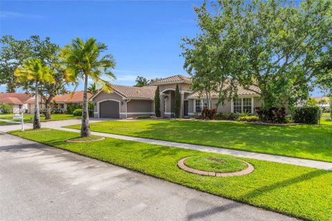House in Pembroke Pines, Florida 3 bedrooms, 219.71 sq.m. № 2186290 - photo 4