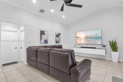 House in Pembroke Pines, Florida 3 bedrooms, 219.71 sq.m. № 2186290 - photo 21