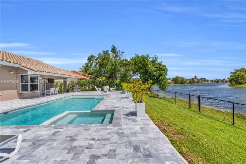 House in Pembroke Pines, Florida 3 bedrooms, 219.71 sq.m. № 2186290 - photo 9