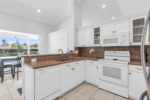 House in Pembroke Pines, Florida 3 bedrooms, 219.71 sq.m. № 2186290 - photo 26