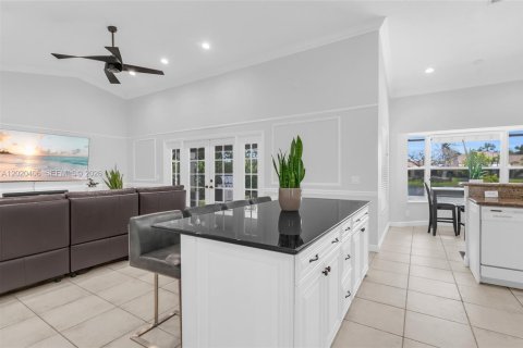 House in Pembroke Pines, Florida 3 bedrooms, 219.71 sq.m. № 2186290 - photo 22