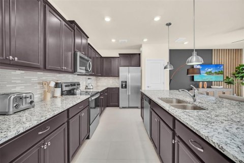 Townhouse in Davenport, Florida 5 bedrooms, 213.02 sq.m. № 2198527 - photo 8