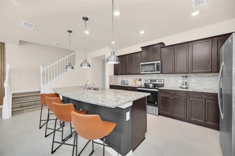Townhouse in Davenport, Florida 5 bedrooms, 213.02 sq.m. № 2198527 - photo 11