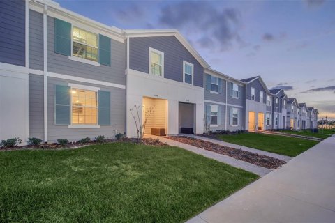 Townhouse in Davenport, Florida 5 bedrooms, 213.02 sq.m. № 2198527 - photo 2