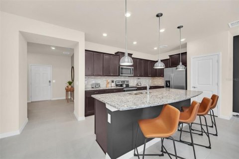 Townhouse in Davenport, Florida 5 bedrooms, 213.02 sq.m. № 2198527 - photo 9