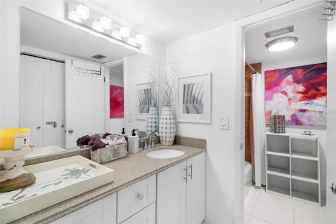 Condo in Sarasota, Florida, 2 bedrooms  № 1268491 - photo 25