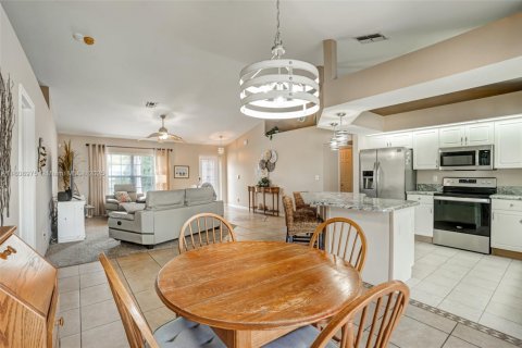 House in Cape Coral, Florida 4 bedrooms, 159.05 sq.m. № 1865228 - photo 14
