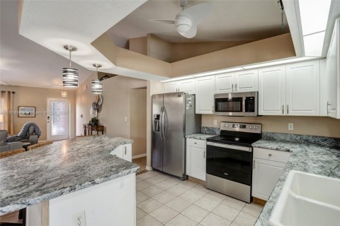 House in Cape Coral, Florida 4 bedrooms, 159.05 sq.m. № 1865228 - photo 9