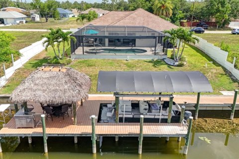 House in Cape Coral, Florida 4 bedrooms, 159.05 sq.m. № 1865228 - photo 3